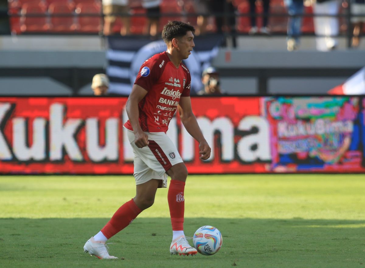 JAGA PERTAHANAN!: Bek andalan Bali United Elias Dolah dkk akan meladeni tantangan PSM Makassar malam ini (24/2/2024).