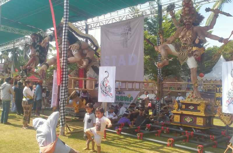 DILOMBAKAN : Suasana lomba penilaian ogoh-ogoh khusus kecamatan Tabanan di Taman Kota Bung Karno, Tabanan. (juliadi/radar bali)