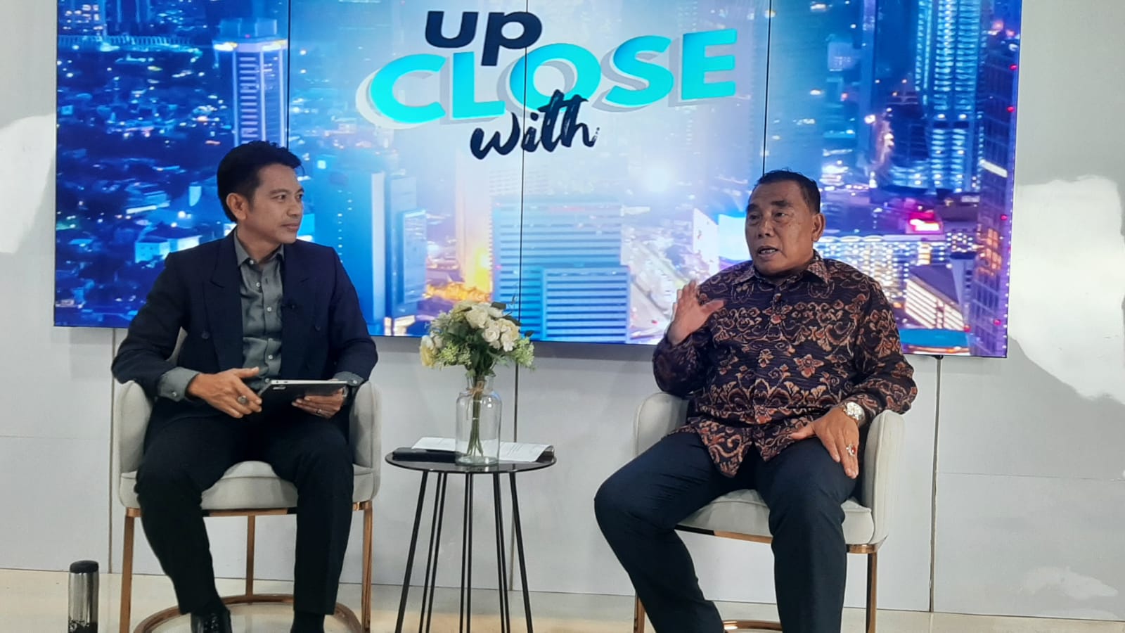 SIAPKAN SKEMA: Bupati Jembrana I Nengah Tamba (kanan) saat bincang Jembrana Emas 2026 di Studio Jawa Pos TV Jumat (23/2/2024).
