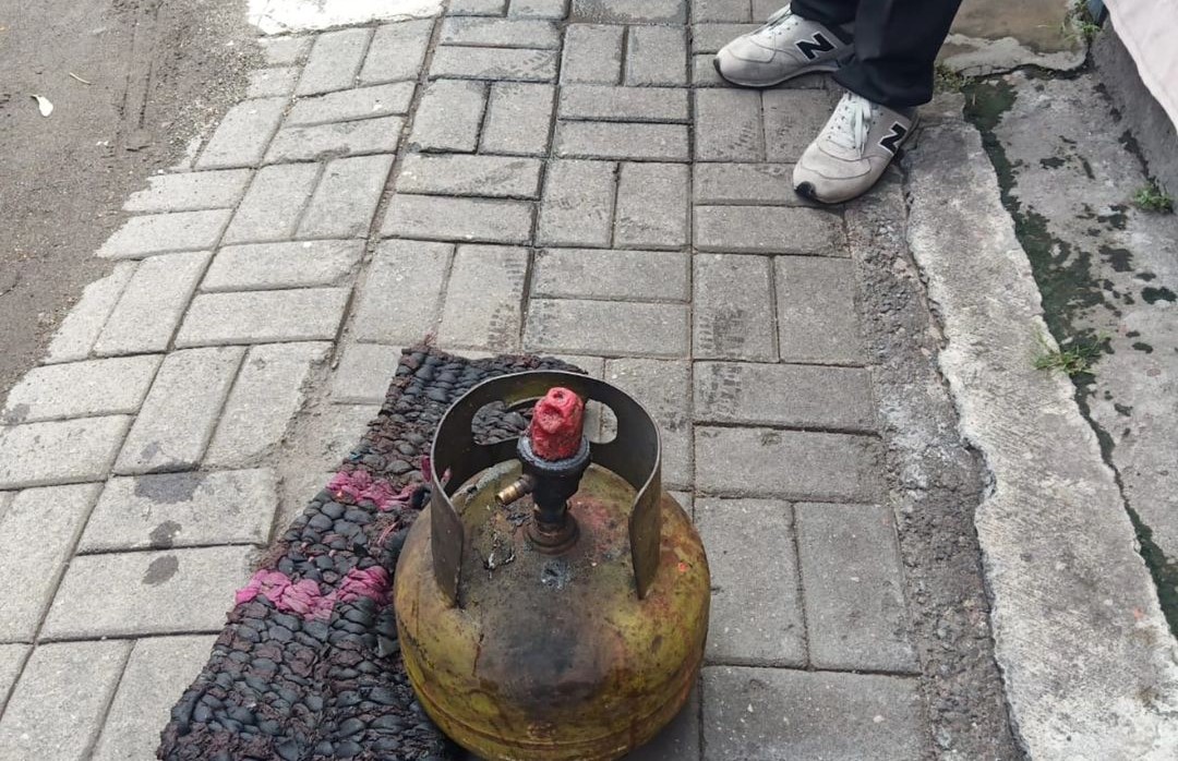 GOSONG: Sebuah tabung gas yang hangus akibat selang regulator bocor lalu memicu kebakarn di Sanur Denpasar (25/2/2024)