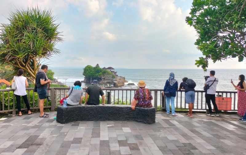 MASIH TETAP FAVORIT : Suasana kunjungan wisatawan di DTW Tanah Lot, Desa Beraban, Kediri Tabanan.(juliadi/radar bali)