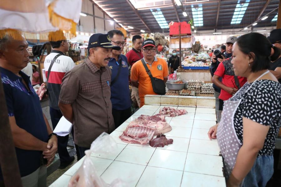 TAK SEIMBANG: Kebutuhan Babi konsumsi atau siap potong di Klungkung tak sebanding dengan stok atau ketersediaan di pasar atau di peternak.