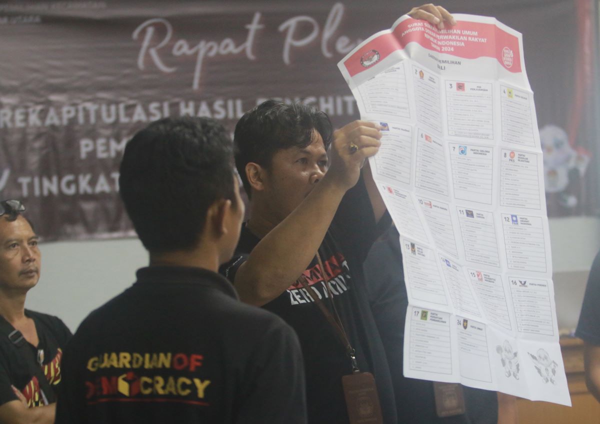 HITUNG ULANG: Petugas PPK Denpasar Utara saat melakukan Penghitungan suara ulang  TPS 46 Dauh Puri Kaja, di Gedung Wisma Sejahtera
