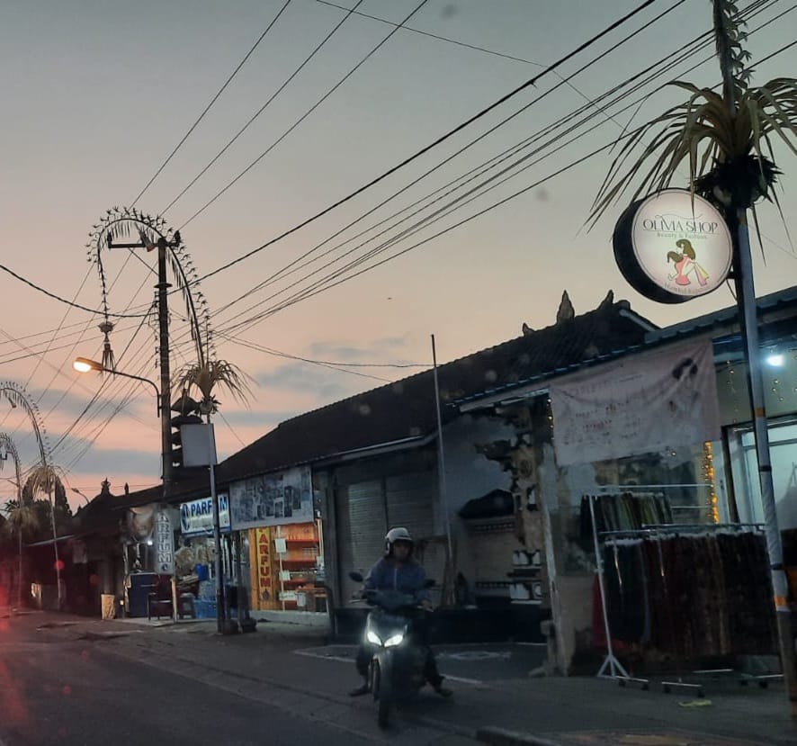 jarak aman pemasangan penjor menjelang perayaan Hari Raya Suci Galungan dan Kuningan