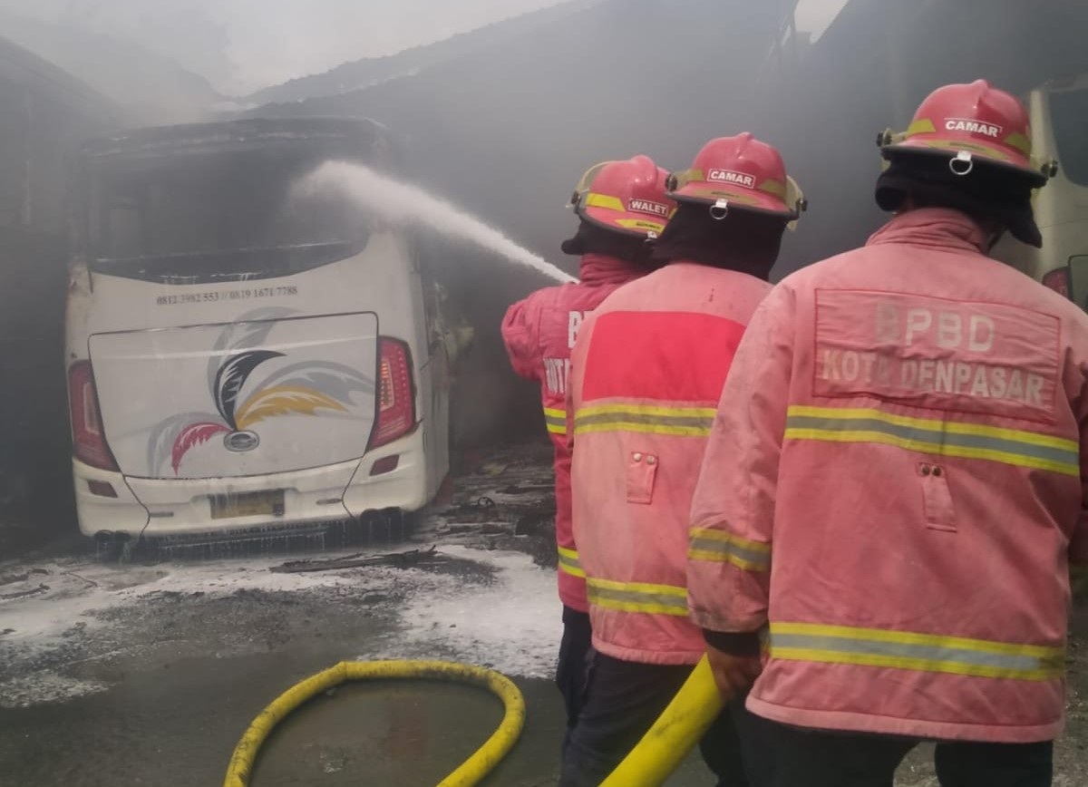 MENCEKAM: Bengkel Aldy di Jalan Pondok Indah I No. 6 Denpasar Desa Pemecutan Kaja Kec. Denpasar. Aparat terlihat memadamkan kobaran api. (26/2/2024).