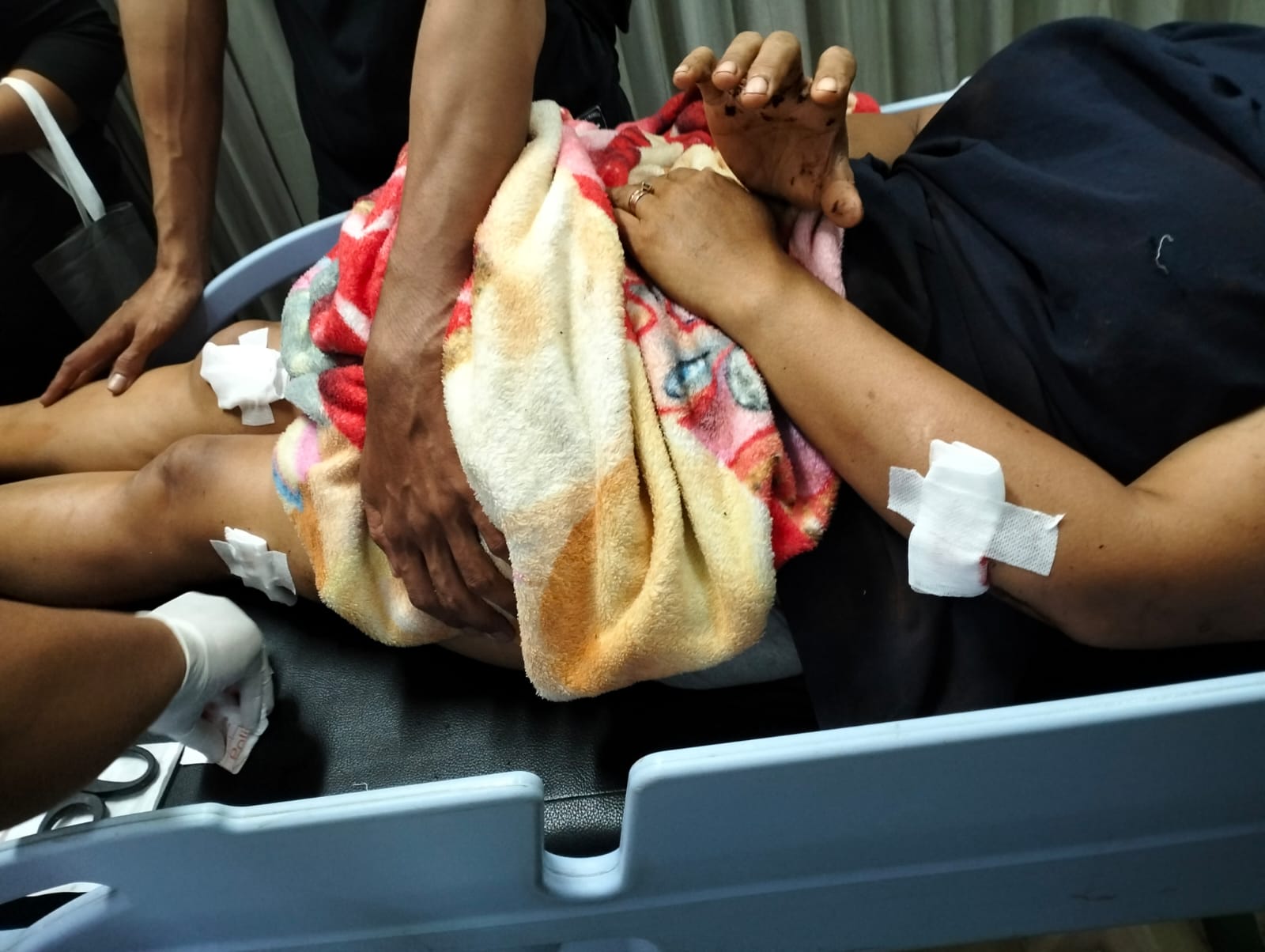 JANDA ANAK SATU: Seorang janda anak satu korban penusukan seorang lelaki Made Putra Adnyana yang kini diburu polisi.