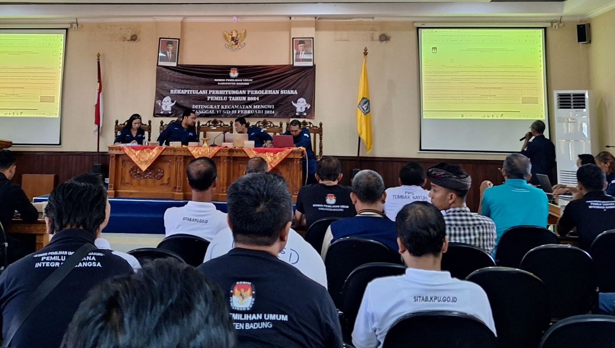 FINAL: Suasana pleno rekapitulasi hasil penghitungan perolehan suara di Kecamatan Mengwi, kemarin (25/2)