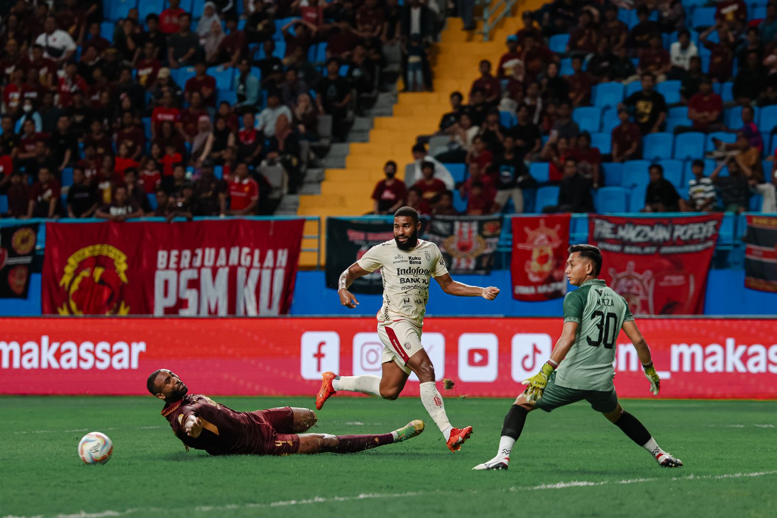 COBA GEDOR: Laga PSM Makassar versus Bali United di Stadion Batakan, Balikpapan dalam lanjutan pekan ke-25 liga 1 musim 2023/2024.