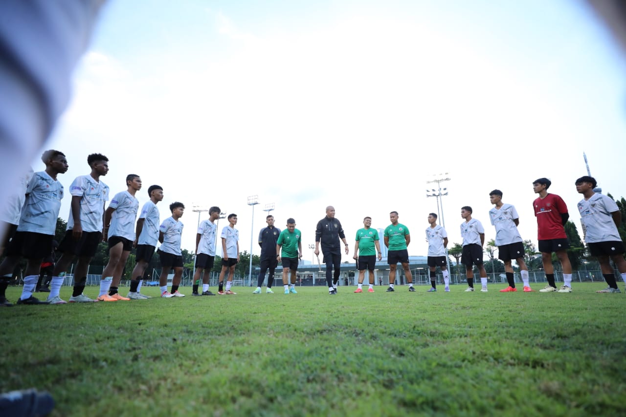 BERGELOMBANG: Sejumlah calon pemain Timnas U16 dikumpulkan dan berlatih di lapangan B Senayan. Pelatih Kepala Tim U-16 Nova Arianto saat menggelar seleksi gelombang kedua beberapa waktu lalu.