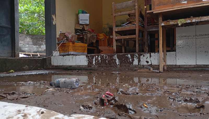 KOTOR : Suasana halaman SDN 3 Bungkulan yang terendam lumpur pasca diterjang banjir pada Minggu (25/2/2024) malam.(francelino junior/radar bali)