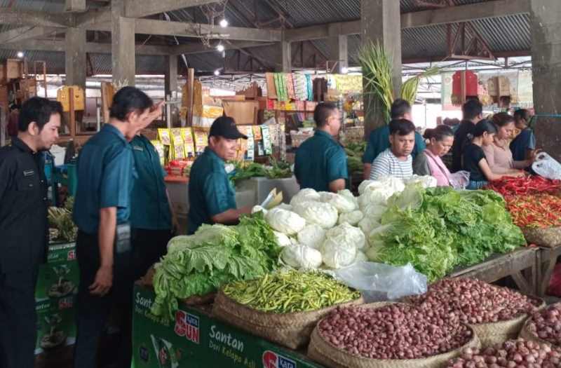 DATANGI PASAR : Perumda Pasar Argha Nayottama memberikan beras ke masing-masing pedagang di Pasar Anyar, dengan tujuan menstabilkan harga beras. (Foto: Dinas Kominfosanti Buleleng)