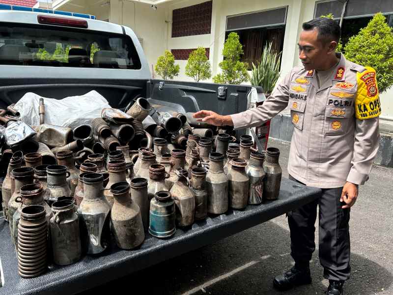 PERLIHATKAN HASIL SITAAN : Kapolres Karangasem, AKBP I Nengah Sadiarta memperlihatkan hasil sitaan ratusan knalpot brong. (zulfika Rahman/radar bali)