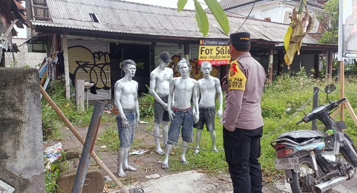 ASAL SIDOARJO: Lima manusia silver saat ditemui Kapolsek Denpasar Timur di simpang Biaung Denpasar Timur (25/2/2024) lalu.