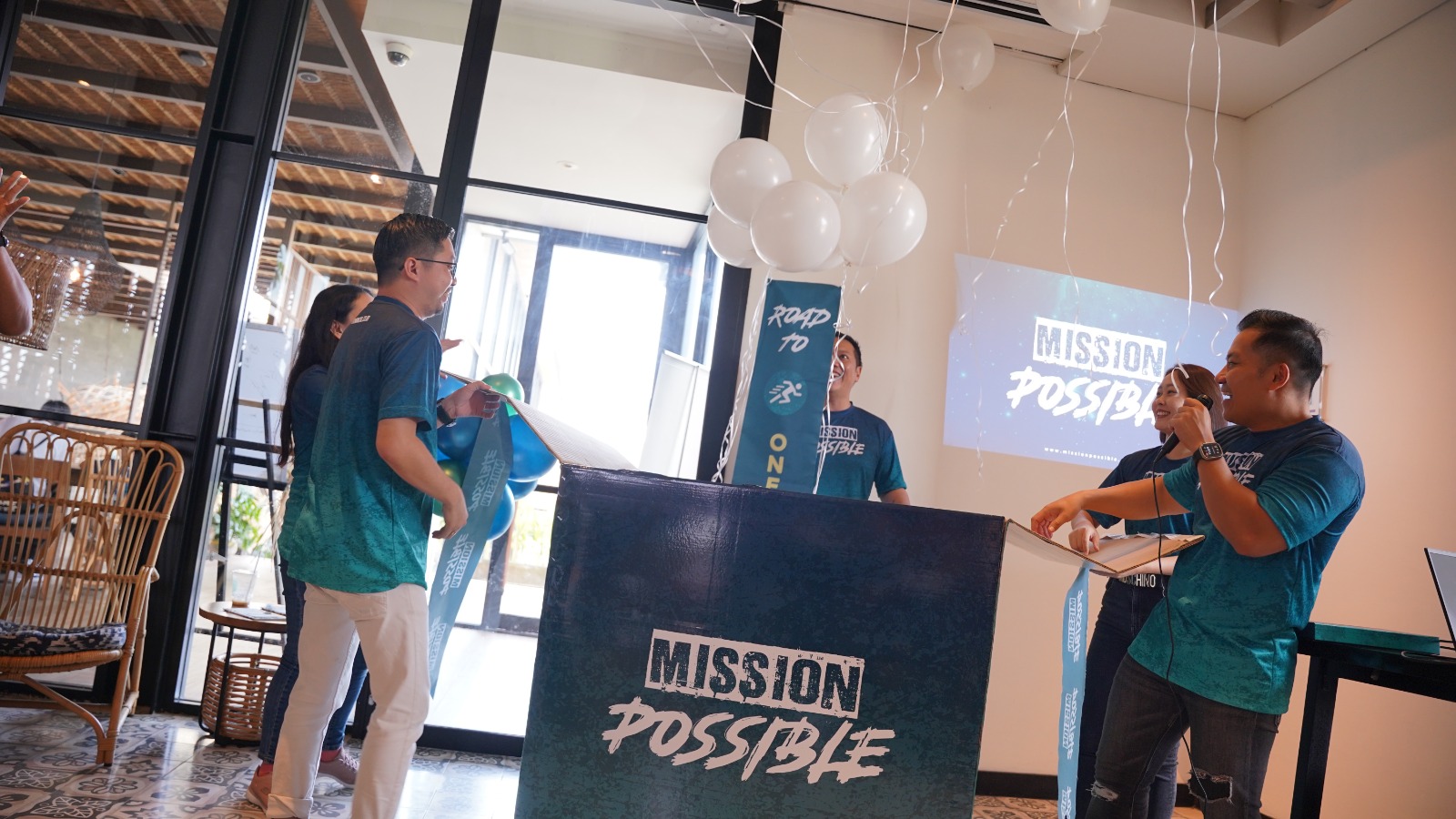 KOMUNITAS BISNIS: Suasana peluncuran Mission Possible di Starbuck Coffee terbesar se- Asia Tenggara di Sunset Road Kuta