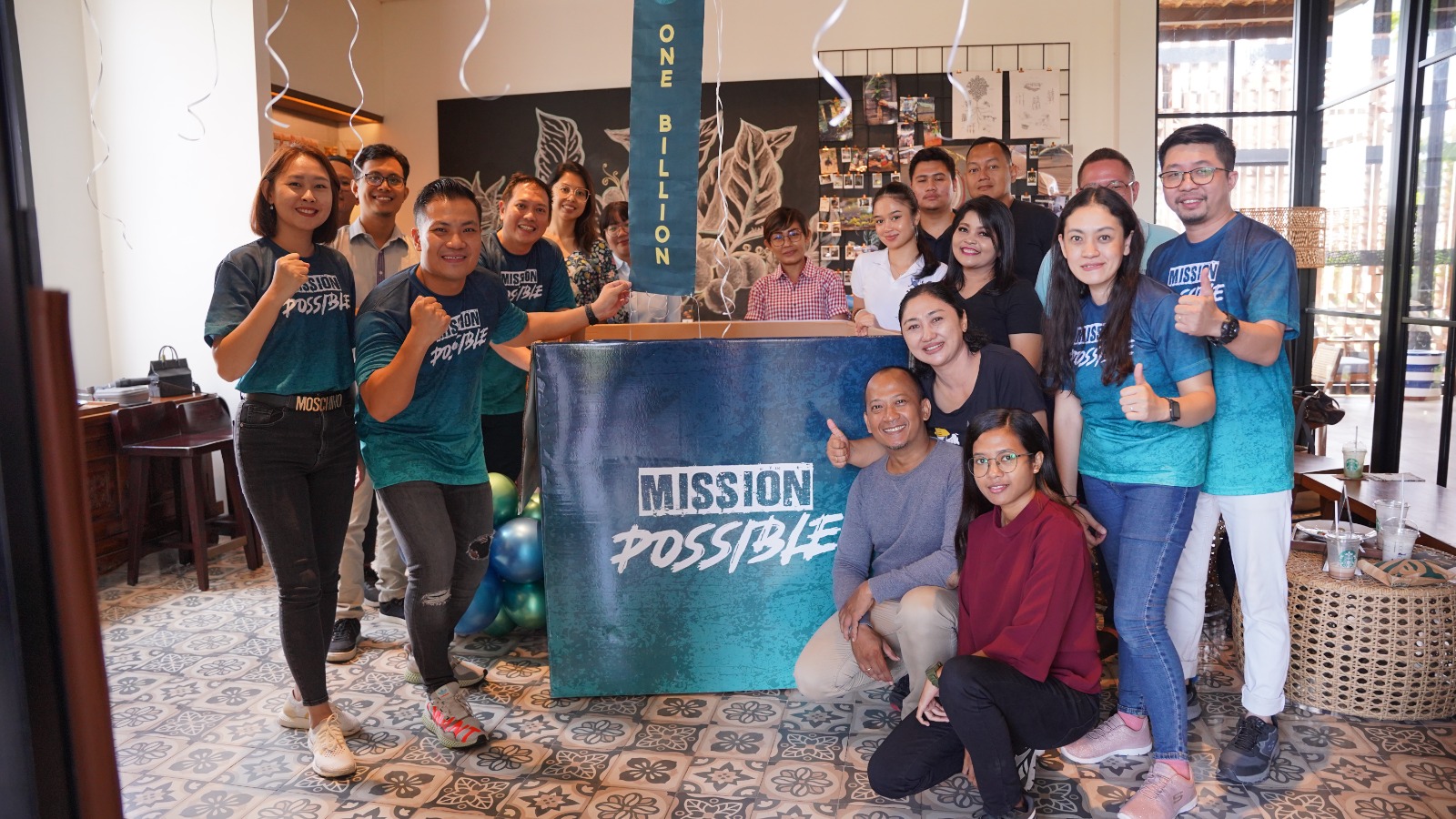 PERSIAPKAN HARI TUA: Pendiri Komunitas Bisnis Mission Possible, Hendro Yuwono Salim foto Bersama tim saat launching di Starbuck terbesar se Asia Tenggara di jalan Sunset Road Kuta (24/2/2024).