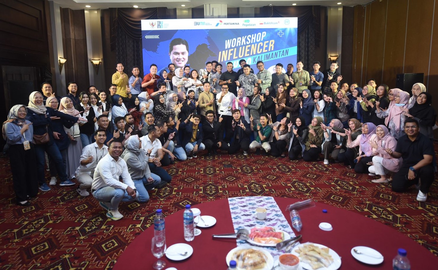 INFLUENCER: Staf Khusus III Menteri BUMN Arya Sinulingga berfoto bersama peserta diacara Workshop Influencer BUMN Kalimantan, pada senin (26/2) di Hotel Grand Tjokro.
