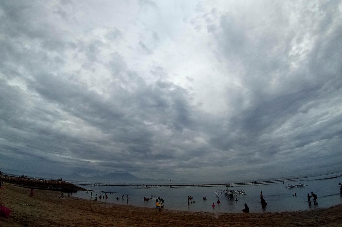 BERAWAN: Prakiraan Cuaca BBMKG Wilayah III Denpasar akan terjadi hujan ruingan dan lebat saat Galungan 28 Februari 2024.
