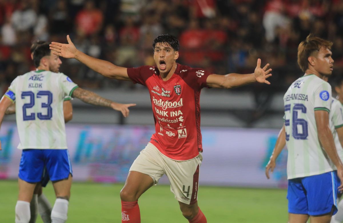 BEK KUAT: Elias Dolah saat tampil dlm pertandingan Bali United lawan Persib Bandung di Stadion Dipta beberapa waktu lalu.