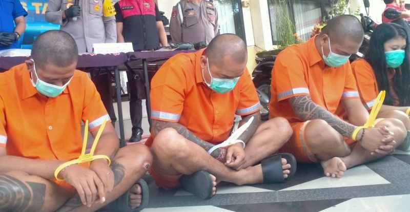 DIRINGKUS : Empat pelaku pengedar narkoba jenis sabu Ahik, Gung Coblo, Hendri, dan Dian. (Foto/Juliadi/RadarBali)