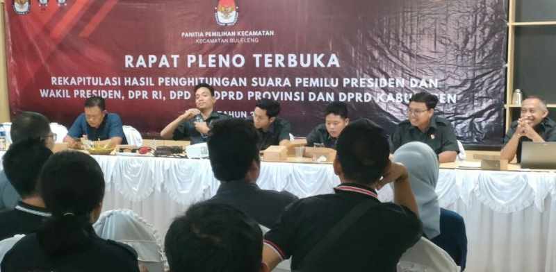BAHAS PENGHITUNGAN MUTAKHIR : Suasana rapat pleno rekapitulasi suara pemilu 2024 di Kecamatan Buleleng. Semua saksi disebutkan mau membubuhkan tanda tangannya.(francelino junior)