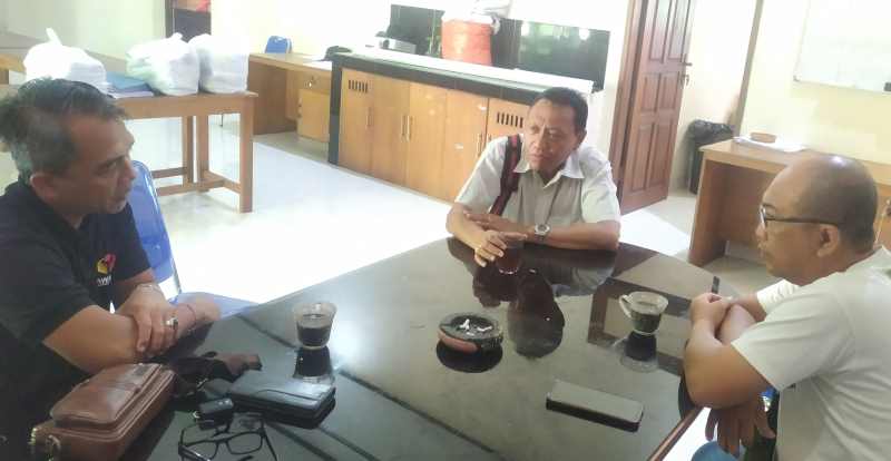 BELUM TUNTAS : Bawaslu Jembrana menerima kedatangan pengacara pelapor dugaan politik uang, Selasa (27/2/2024). (m.basir)