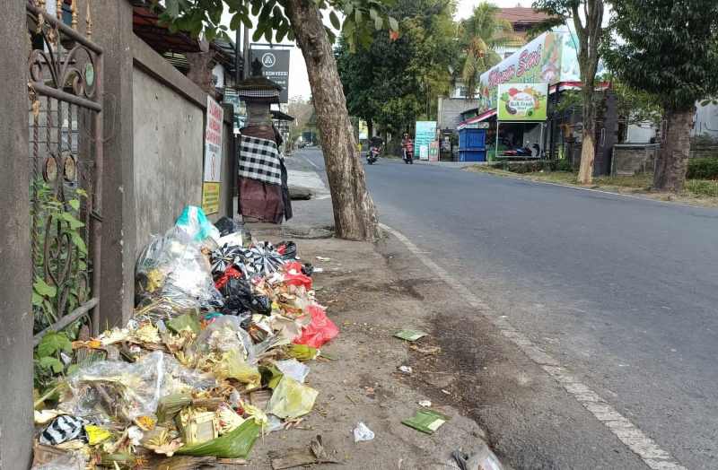 TERONGGOK DI PINGGIR JALAN : Tumpukan sampah yang terlihat di Jalan Nenas, sat difoto Selasa (27/2/2024). (zulfika rahman)