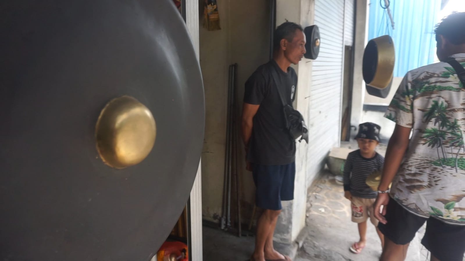 KREATIF: Suwirta dan gong yang diproduksinya dari drim bekas.