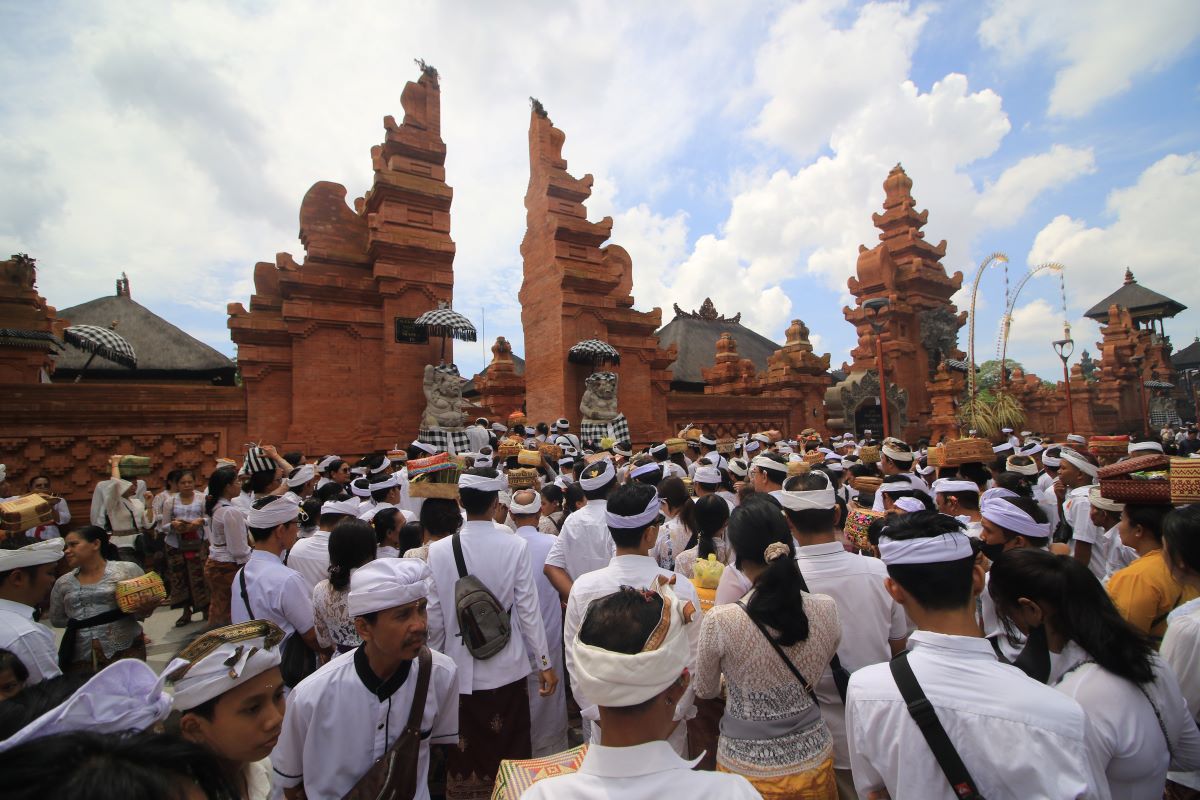 SEMBAHYANG GALUNGAN:  Ribuan umat Hindu saat menunggu giliran masuk Pura Agung Jagatnatha saat akan sembahyang secara bergantian.