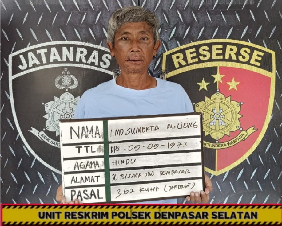 NEKAT MENJAMBRET: Made Sumerta alias Liong, 49, diamankan Polisi setelah sempat dimassa gegara menjambret IRT yang mau Galungan (28/2/2024).