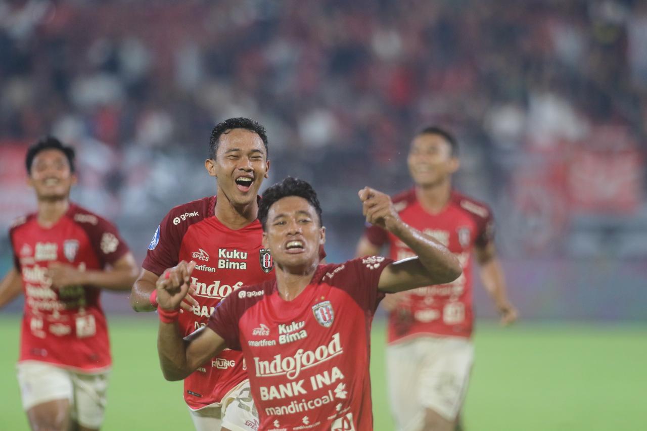 SELEBRASI: Bek Bali United melakukan selebrasi bersama pemain Bali United lainnya usai mencetak gol ke gawang Persis Solo di Stadion Kapten I Wayan Dipta Gianyar Kamis malam (29/2/2024)
