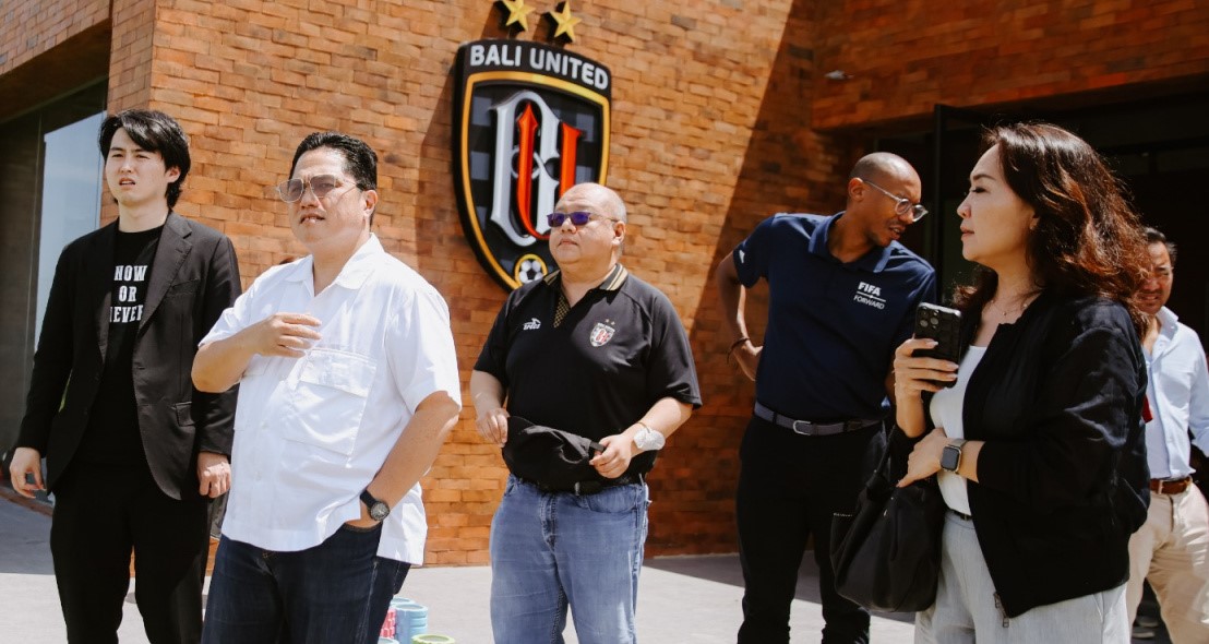 EKONOMI TERPADU: Ketua Umum PSSI Erick Thohir bersama investor Jepang Shinji Onodera (paling kiri) dan Bos Bali United Pieter Tanuri dan perwakilan FIFA saat di Training Center Bali United (28/2/2024)