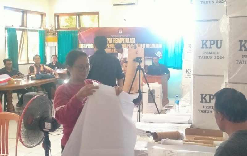 HITUNG MANUAL : Suasana pleno rekapitulasi suara tingkat kecamatan di Kantor Camat Tabanan.(juliadi/radarbali)