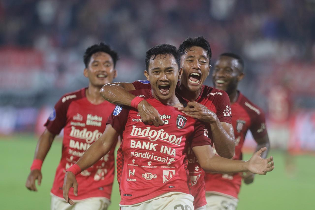 MENANG: Gelandang serang Bali United I Gede Sunu tampak menggendomng Andhika Wijaya dan senyum bahagia pemain Bali United lainnya Kamis malam (29/2/2024).