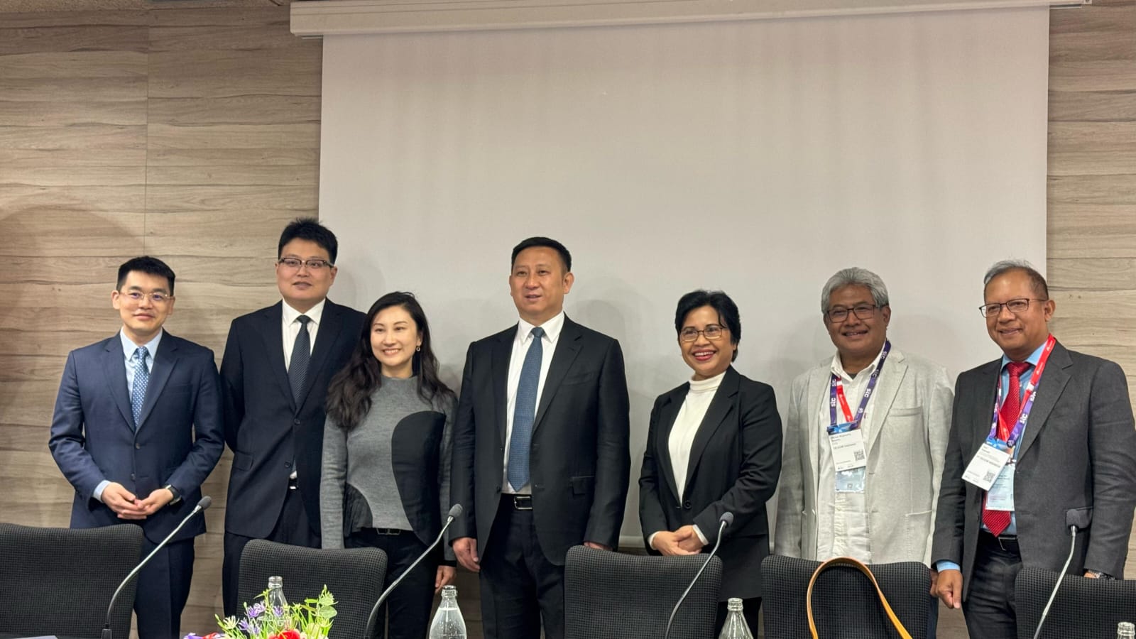 MoU: Direktur Keuangan & Manajemen Risiko Telkom Heri Supriadi, Direktur Network & IT Solustion Telkom Herlan Wijanarko, Direktur Enterprise Business Telkom FM Venusiana dan manajemen Huawei.