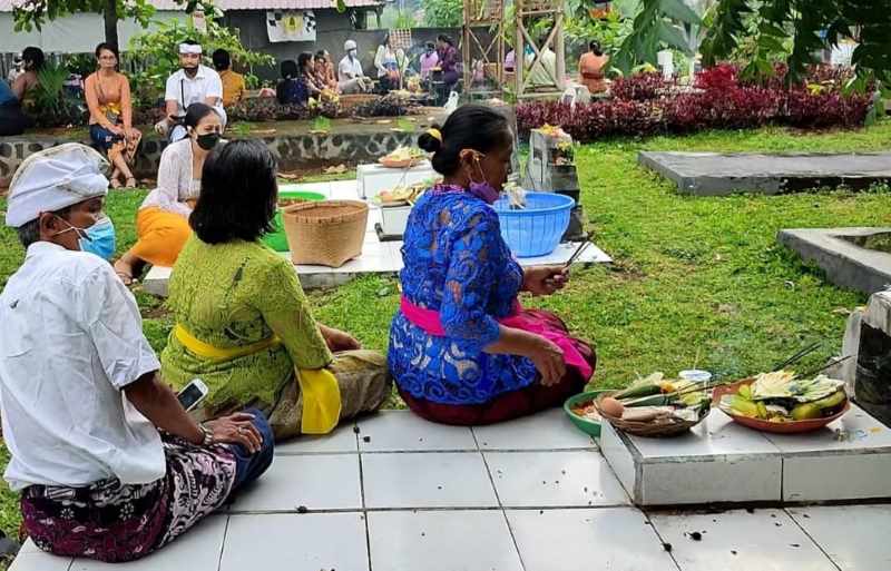 TETAP  LESTARI : Suasana tradisi munjung di Setra Desa Adat Buleleng. Tradisi ini masih lestari dilakukan saat Hari Raya Galungan dan Kuningan, serta Pagerwesi.(francelino junior)