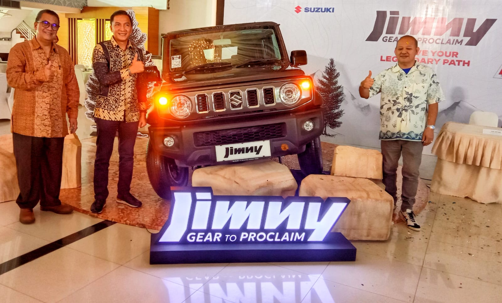 LAUNCHING: Mas Hendrawan (tengah) didampingi Hadis Furqon (kiri) di Hongkong Garden, Denpasar, Jumat (1/3/2024). (Made Sukamara/Radar Bali)