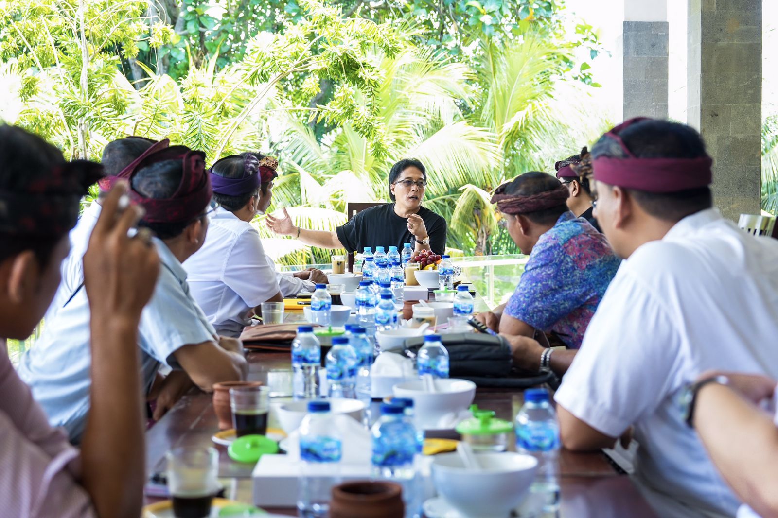 HIBAH UNTUK TETANGGA: Bupati Nyoman Giri Prasta menerima audiensi Wakil Walikota Denpasar bersama Prajuru Banjar Pesanggaran Pedungan Denpasar Selatan, di Rumjab Bupati, Puspem Badung, (1/3/2024).
