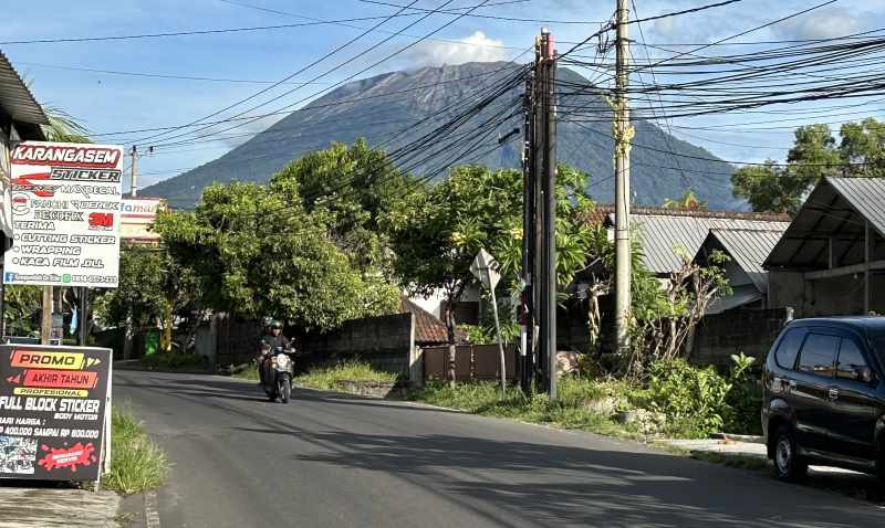 SETOP SEMENTARA PENDAKIAN : Gunung Agung, terlihat dari kejauhan saat pagi hari. Selama IBTK 2024 berlangsung, Desa Adat Besakih menutup sementara aktivitas pendakian dari semua jalur.(zulfika rahman/