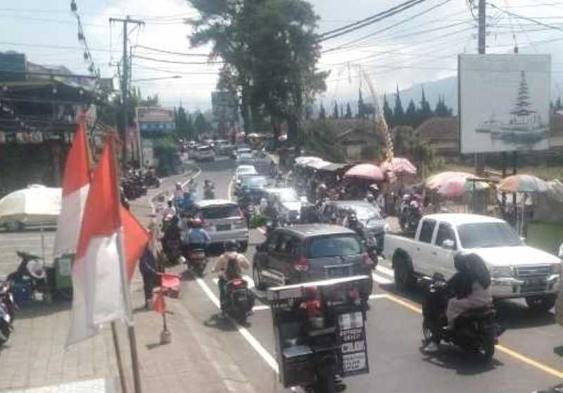 PADAT MERAYAP : Suasana lalu lintas di kawasan puncak Bedugul, Baturiti, Tabanan saat Umanis Galungan dan Kuningan.(juliadi/radar bali)