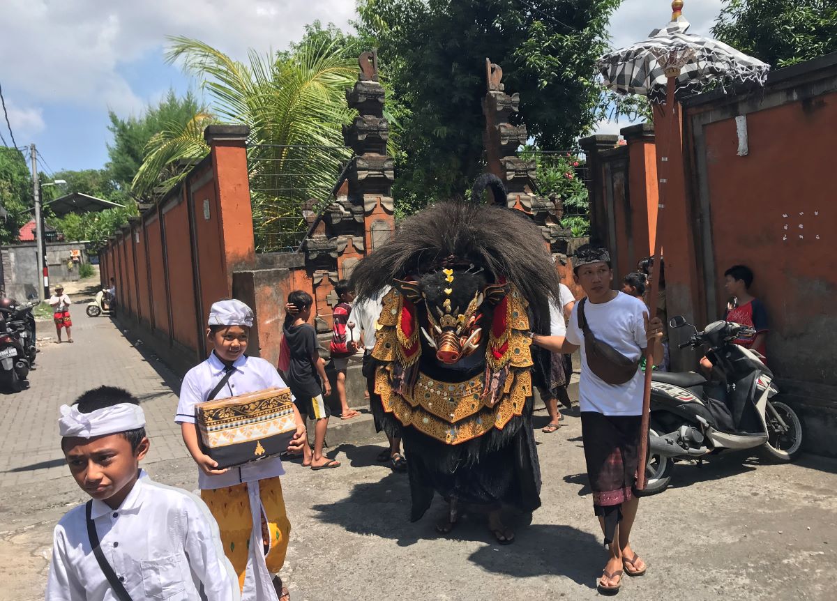 HIBURAN: Sekaa Teruna Dharmaning Yowana dan anak anak sedang Ngelawang di kawasan Wangaya, Dauh Puri Kaja, Denpasar Utara, Kamis, 29 Februari 2024