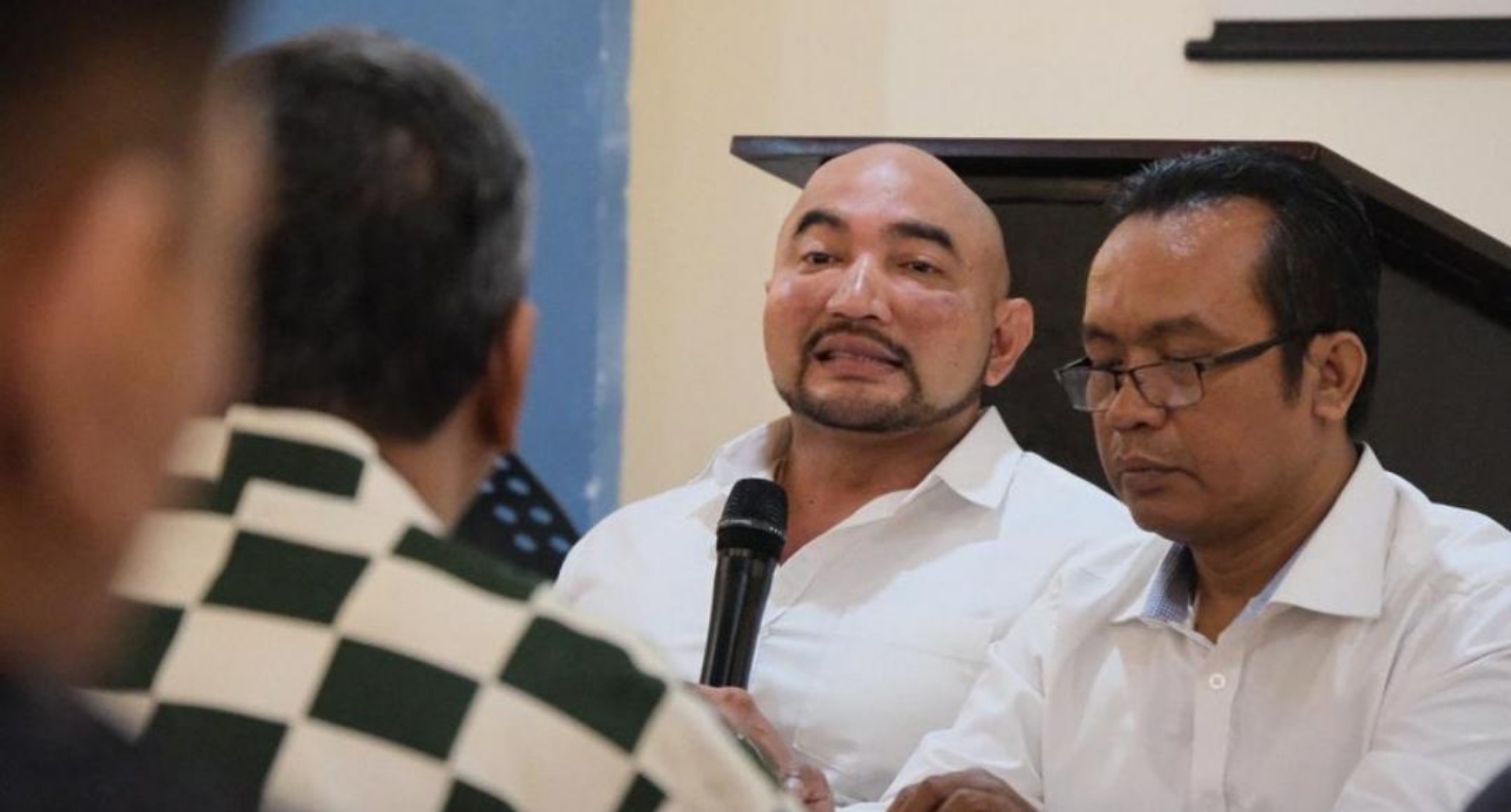 HAMPIR 50 RIBU SUARA: Ketua DPD Gerindra Bali Made Muliawan Arya (De Gadjah) (pegang mik). (Novi Febriani/Radar Bali)