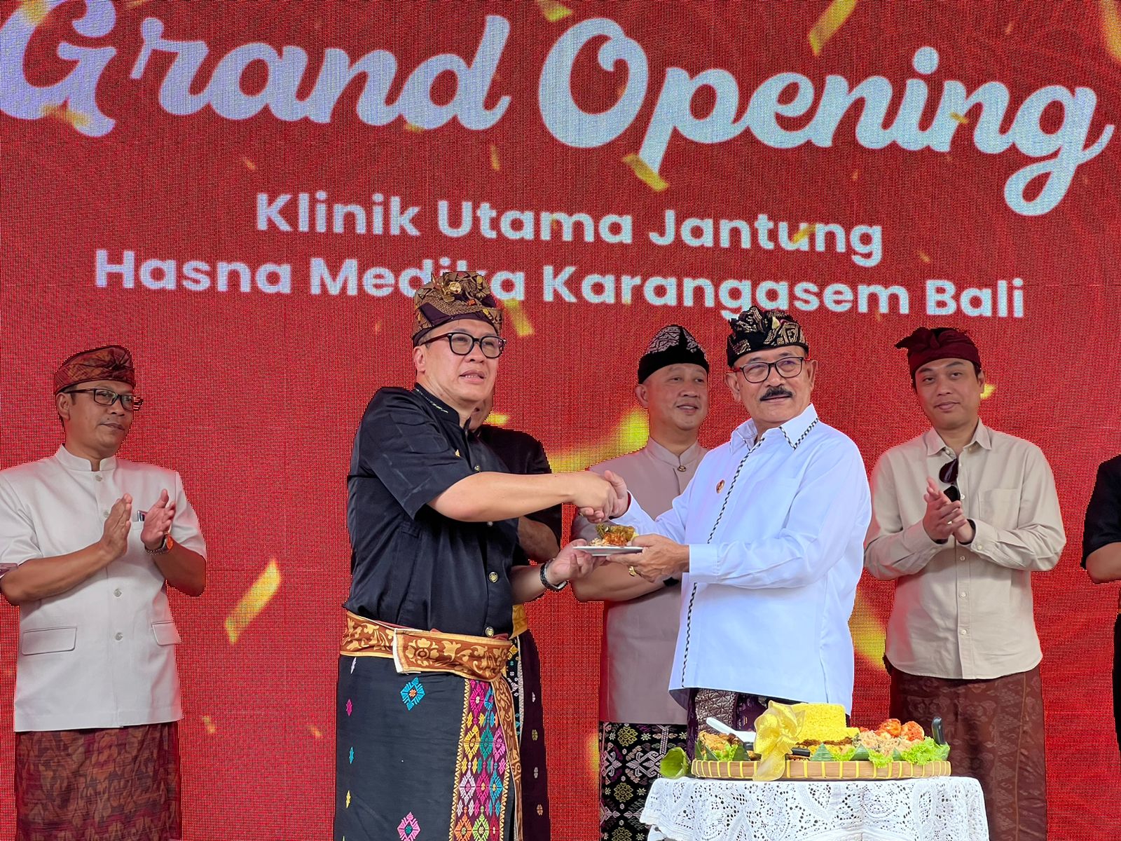 TUMPENGAN: Wabup Karangasem I Wayan Artha Dipa (kanan) saat peresmian Klinik Utama Jantung Hasna Medika Karangasem (2/3/2024). (Hasna Medika Group)