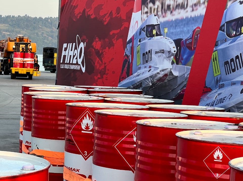 DONGKRAK EKONOMI: Pertamina ikut mendorong perekonomian dearah lewat ajang Kejuaraan Dunia Perahu Motor di Danau Toba Sumatera Utara