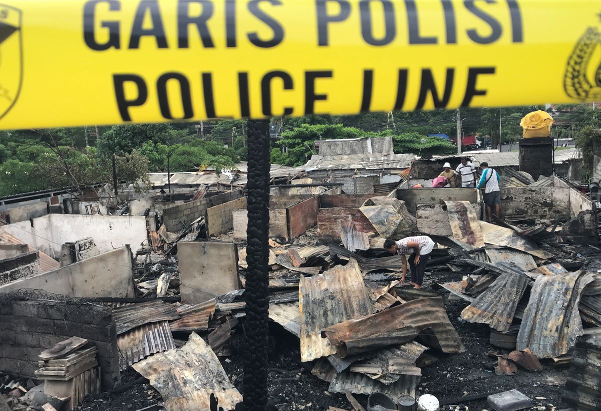 JADI ARANG: Beberapa penghuni kamar kos mencari sisa-sisa barang setelah huniannya ludes terbakar di Kesiman Kertalangu Denpasar (3/2/2024).