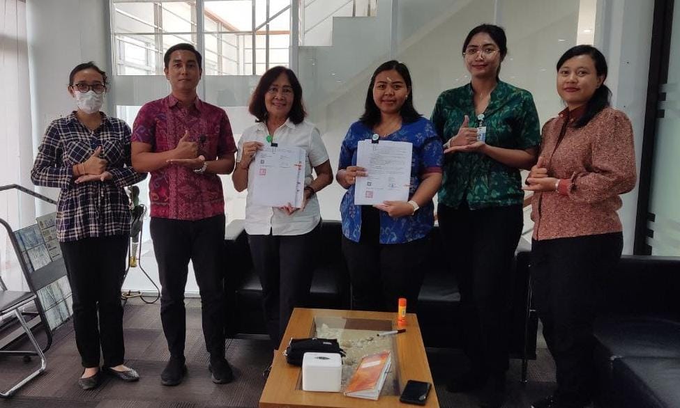 BABAK BARU: dr Dina Hardiningsih M.Kes (tiga dari kiri) memperlihatkan nota Perjanjian Kerja Sama (PKS) usai penandatanganan PKS di Kantor BPJS Denpasar, Jumat (1/3/2024)