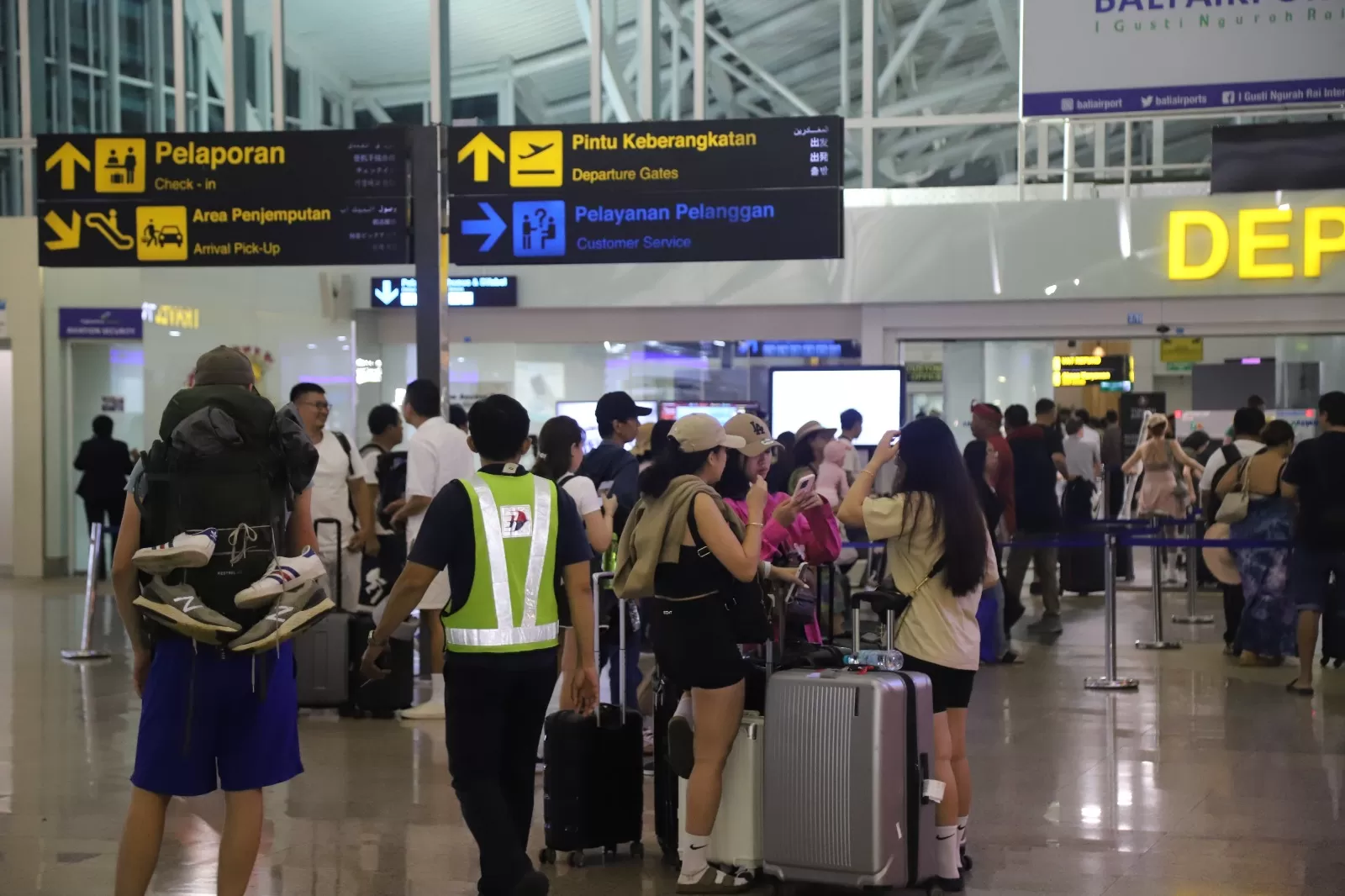 SELALU SIBUK : Suasana lalu lintas penerbangan di Bandara Ngurah Rai, Tuban, Kuta, Badung. (dok.radar bali)