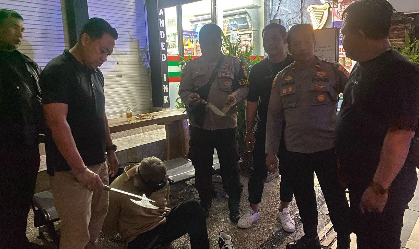 BIKIN GEGER: Polisis mengamankan WNA Rusia bernama Vladimir Kolesov lantaran bawa kapak, pisau dan gunting ancam karyawan Restoran Italia di Seminyak Kuta (3/3/2024)
