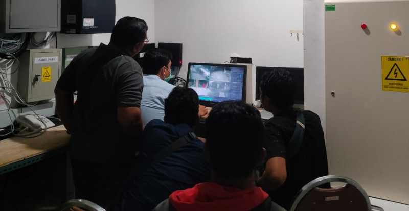 DICEK LEWAT KAMERA PEREKAM : Rekaman kamera CCTV ditelisik untuk menelusuri kasus pencurian sepeda motor. (foto:Istimewa)
