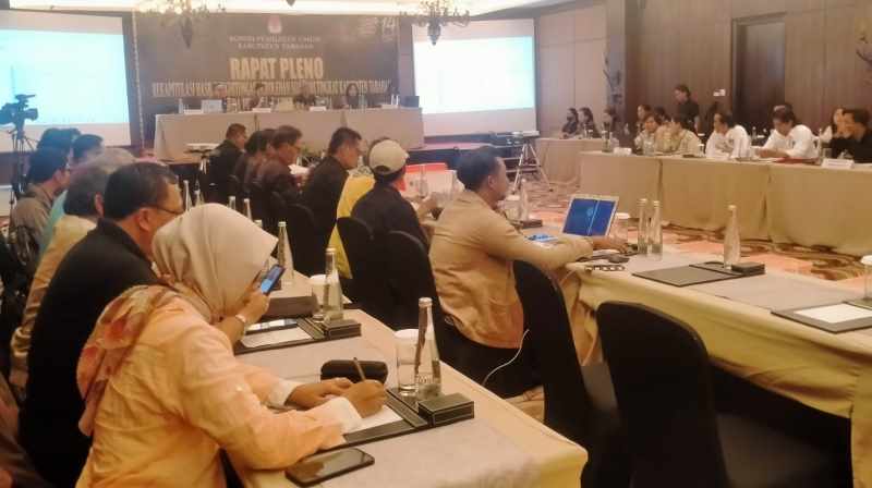 DIWARNAI KONTROVERSI : Suasana pleno rekapitulasi suara tingkat kabupaten yang digelar KPUD Tabanan di Hotel Saranam, Baturiti Tabanan.(foto:juliadi)