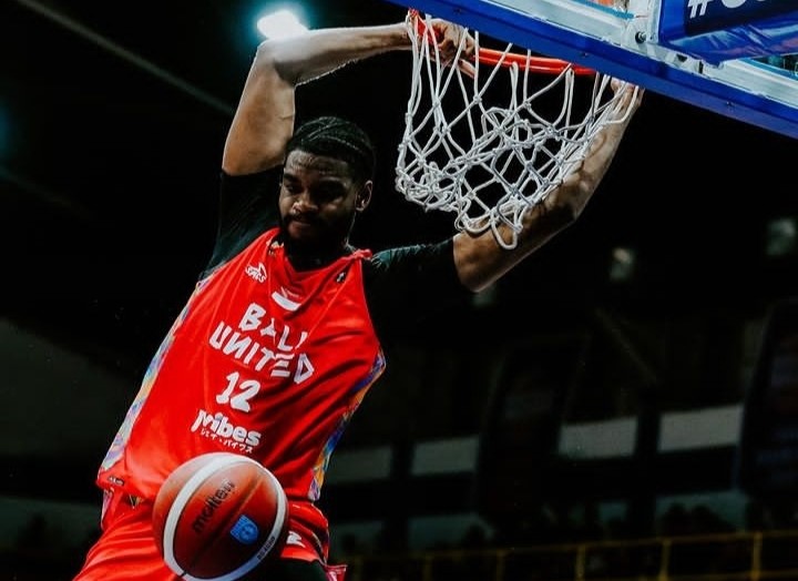 JANGKUNG: Kierell Green saat melakukan slam dunk ke ring Satria Muda Pertamina Jakarta (3/3/2024)